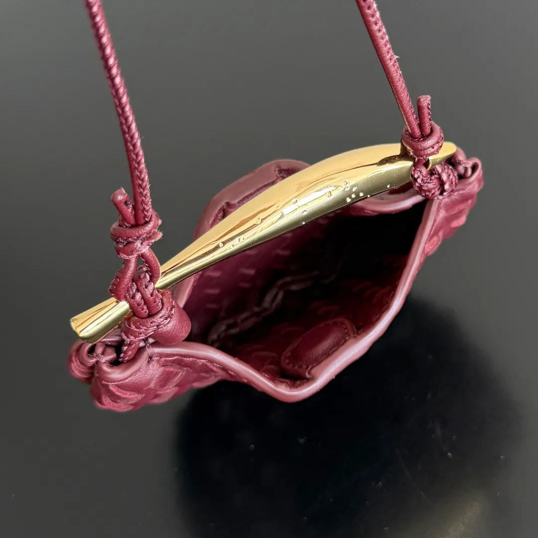 Batch 760 BV Miniature Sardine Cute and charming bag hanger. Why does it look so good on the bag‼ ️疗愈极了♥️百搭的包型搭配多巴胺色彩，心情整个都好起来了😍还可以背起来当小包使用，太好看了吧 Sardine是一个艺术品的梦想（Bird In Space天空之鸟）我们都称这款为行走的艺术品♥️ 款号：836834 颜色：巴罗红 尺寸：10*7*1.5cm